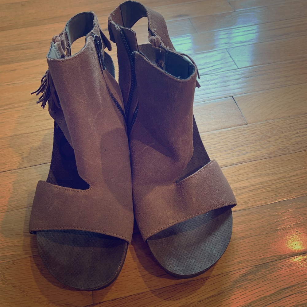 OTBT fringe heeled sz 9